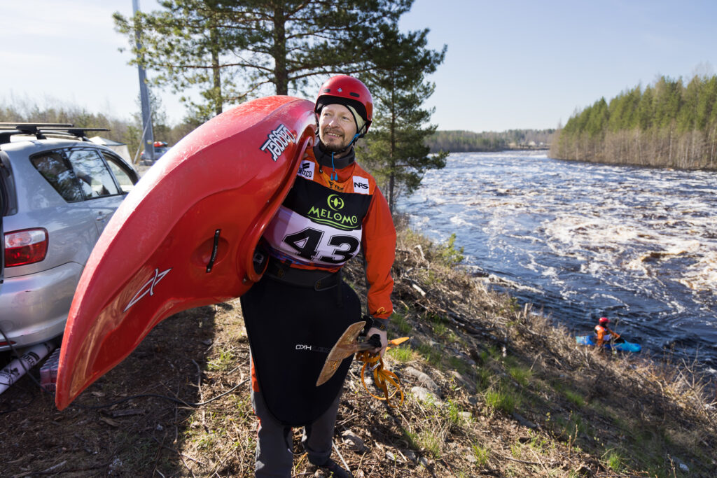 Tommi Matila Oulun Seudun Melojista johti kilpailun järjestelyjä ja osallistui myös kisaan. 
Kuva Kai Tirkkonen